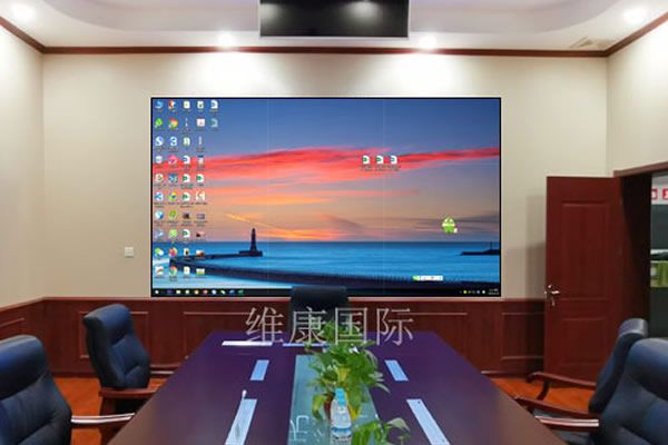 大型會議室使用無縫拼接屏好還是投影機好？