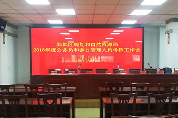 會議室使用拼接屏好還是小間距LED好？