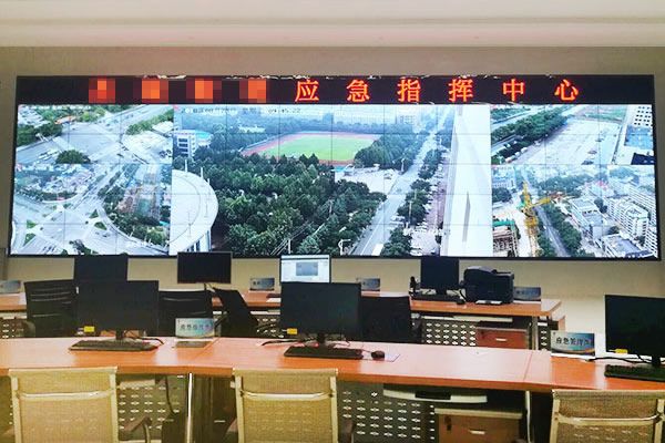 多種信息源通過什么設備輸出拼接屏？