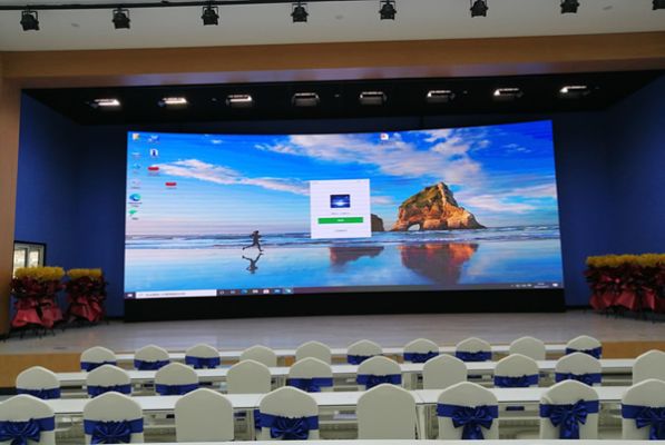 舞臺背景大屏使用LED屏好，還是拼接屏好？