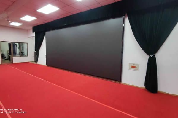 舞臺(tái)大屏有哪些，選擇LED顯示屏好還是拼接屏好？