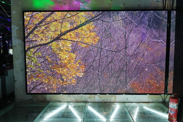 酒吧大屏使用LED顯示屏好，還是液晶拼接屏好？