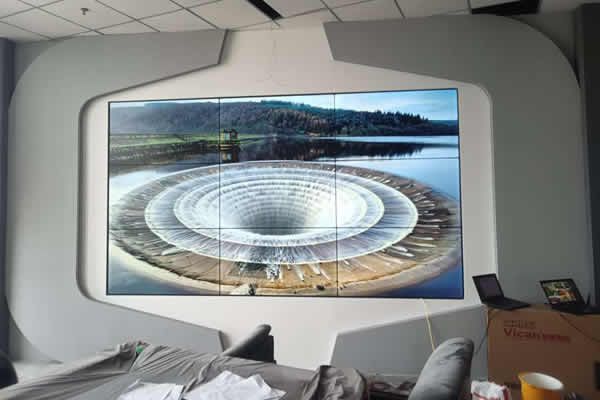 LED顯示屏好還是LCD拼接屏好，它們有哪些區(qū)別？