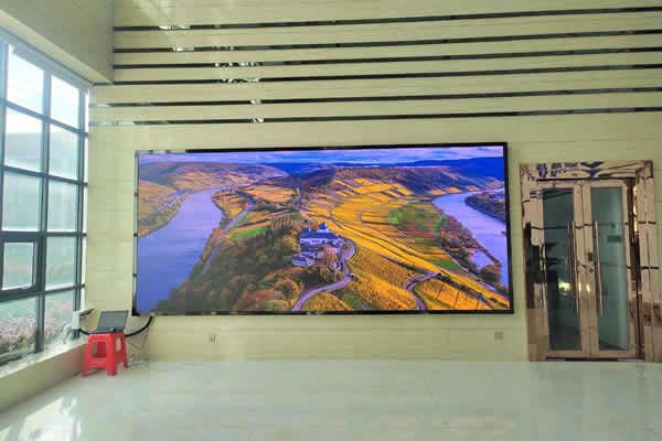 會(huì)議室LED顯示屏用P1.53的好，還是P1.86的好？